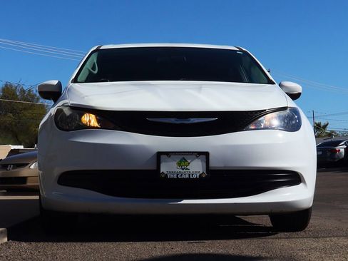 Used 2020 Chrysler Voyager L image 17