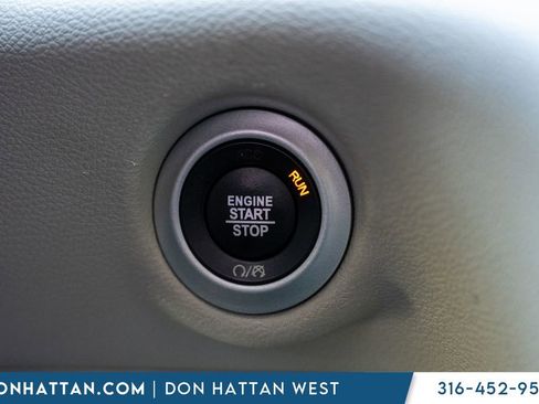 Used 2023 Chrysler Pacifica Touring-L FWD image 13
