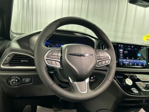 New 2026 Chrysler Pacifica Select image 13