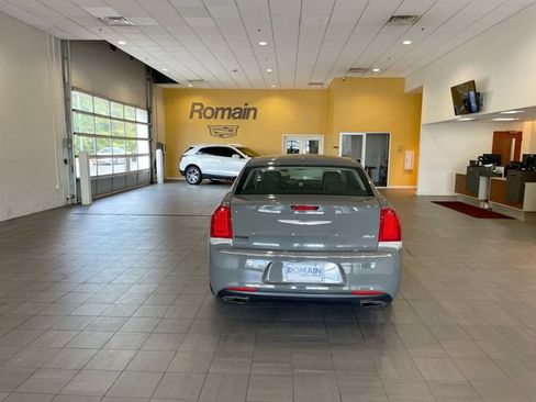 Used 2019 Chrysler 300 Touring L w/ Quick Order Package 22F RWD image 4