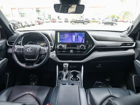 Used 2023 Toyota Highlander XSE image 14