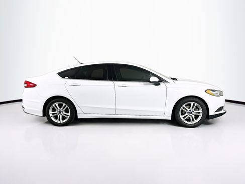 Used 2018 Ford Fusion SE w/ Fusion SE Technology Package FWD image 10