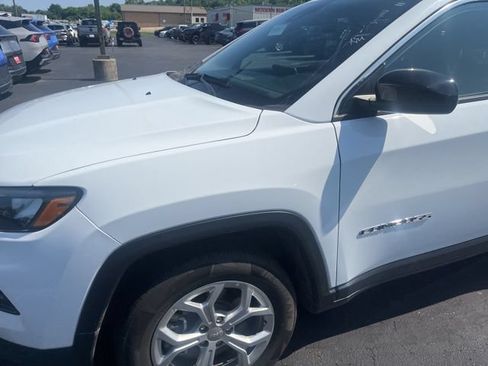 Used 2024 Jeep Compass Latitude AWD/4WD image 6