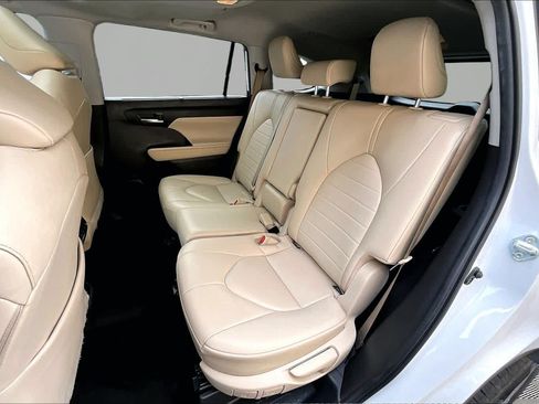 Used 2023 Toyota Highlander XLE FWD image 21