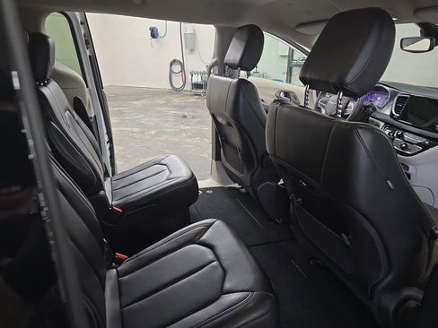 Certified 2023 Chrysler Pacifica Touring-L FWD image 11