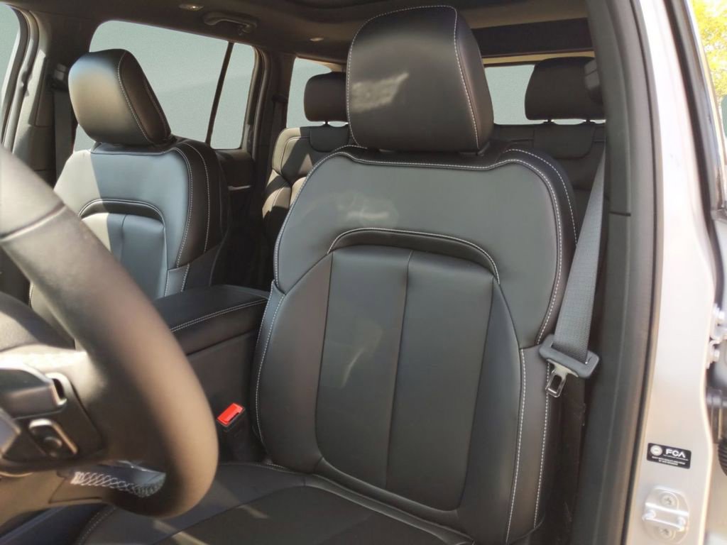 New 2025 Jeep Grand Cherokee Limited RWD image 15