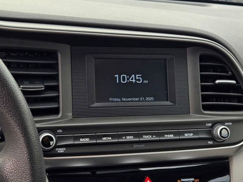 Used 2019 Hyundai Elantra SE image 30