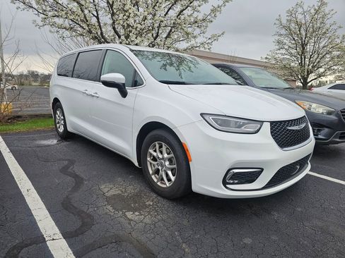 Used 2023 Chrysler Pacifica Touring-L image 1