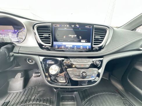 Used 2021 Chrysler Pacifica Touring-L w/ Uconnect Theater Family Group image 13