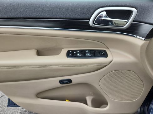 Used 2020 Jeep Grand Cherokee Limited w/ Luxury Group II image 25