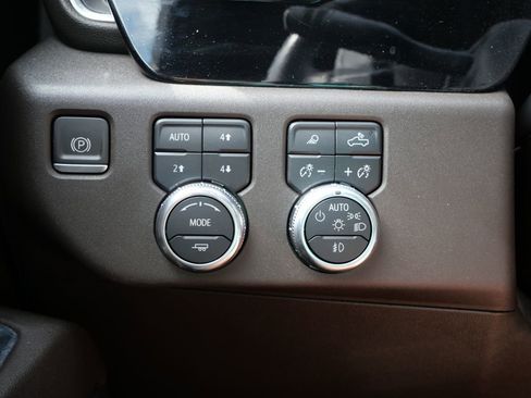 Used 2024 GMC Sierra 1500 SLT w/ SLT Convenience Package AWD/4WD image 24
