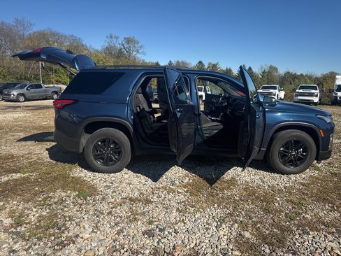 Used 2023 Chevrolet Traverse LT w/ Midnight/Sport Edition image 15