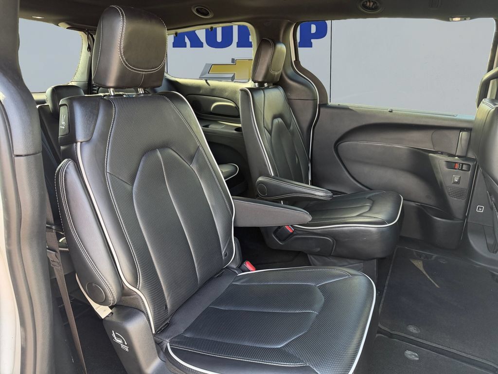 Used 2025 Chrysler Pacifica Limited FWD image 18
