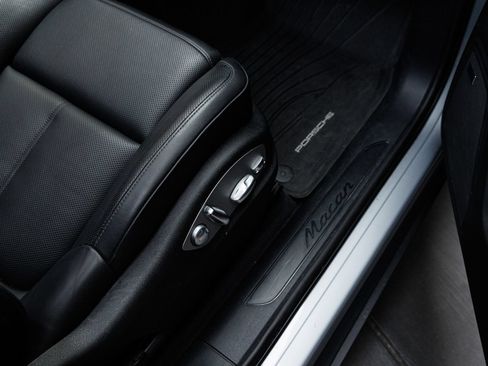 Used 2025 Porsche Macan AWD/4WD image 38