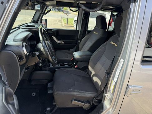 Used 2014 Jeep Wrangler Unlimited Sahara w/ Connectivity Group AWD/4WD image 9