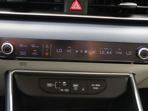 Used 2025 Kia Carnival EX FWD image 23