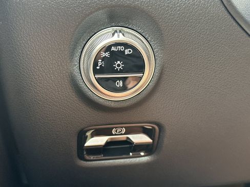 Used 2025 Mercedes-Benz C 300 4MATIC Sedan image 31