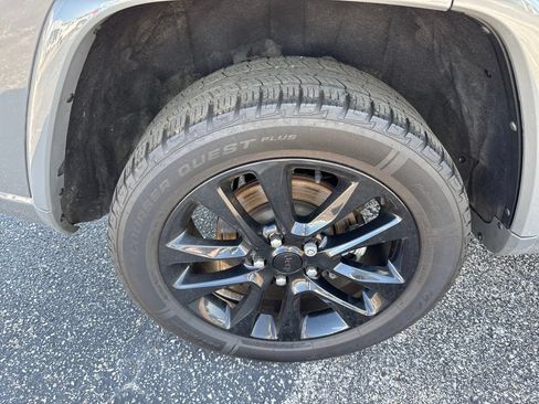 Used 2022 Jeep Grand Cherokee Laredo X AWD/4WD image 5