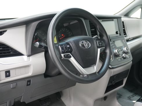 Used 2015 Toyota Sienna LE FWD image 9