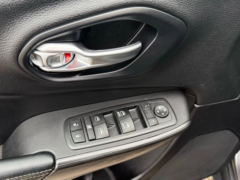 Used 2017 Jeep Cherokee Limited image 16