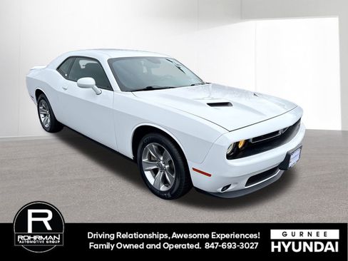 Used 2021 Dodge Challenger SXT image 2