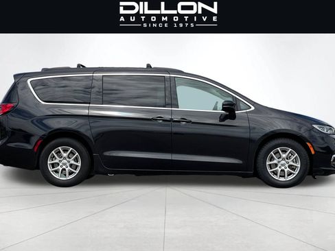 Used 2022 Chrysler Pacifica Touring-L FWD image 3