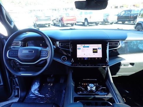 Used 2023 Jeep Wagoneer Series III w/ Preferred Equipment Group image 18