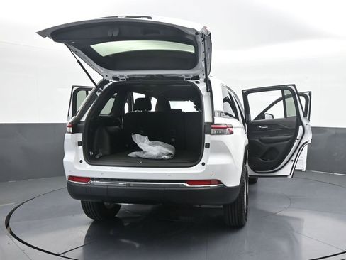 Used 2025 Jeep Grand Cherokee Laredo image 44