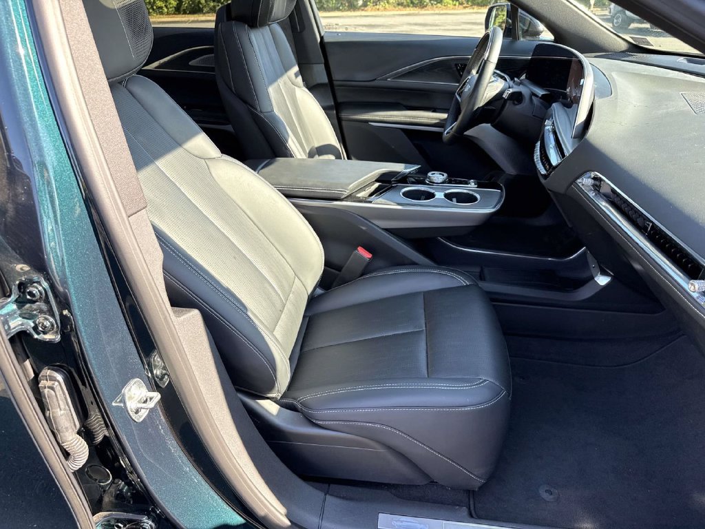Used 2024 Cadillac Lyriq Luxury AWD/4WD image 7