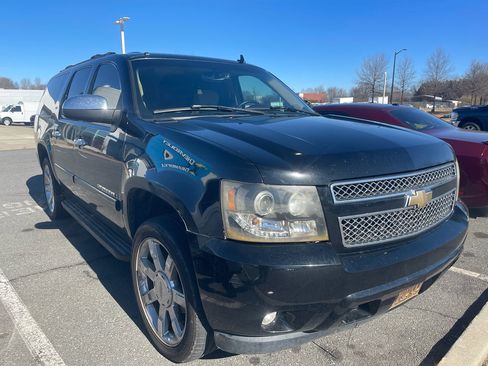 Used 2007 Chevrolet Suburban LTZ w/ LTZ Preferred Equipment Group image 8