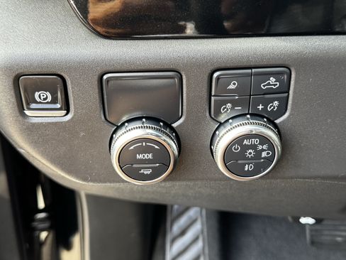 Used 2025 GMC Sierra 1500 SLT RWD image 25