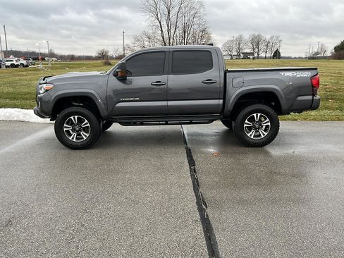 Used 2018 Toyota Tacoma TRD Sport image 2