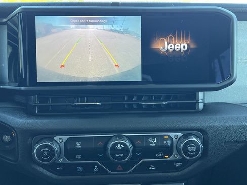 Used 2024 Jeep Wrangler Unlimited image 3