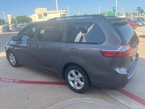 Used 2015 Toyota Sienna LE FWD image 2