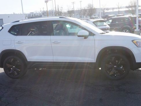 New 2026 Volkswagen Taos SE image 3