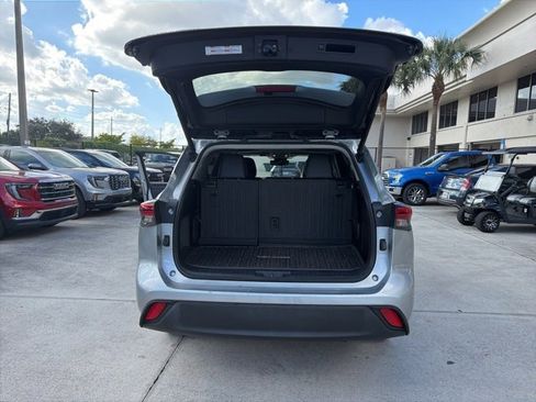 Used 2022 Toyota Highlander XLE image 16