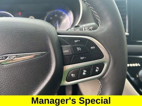 Used 2023 Chrysler Pacifica Touring-L FWD image 17