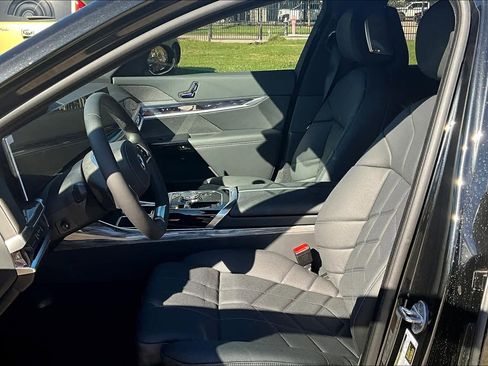 New 2025 BMW i7 xDrive60 w/ Premium Package image 18