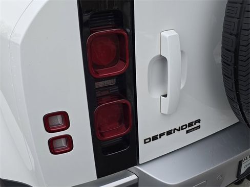 Used 2023 Land Rover Defender 110 SE image 32