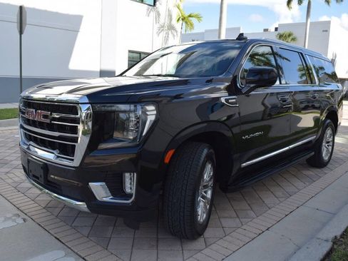 Used 2023 GMC Yukon XL SLT image 2