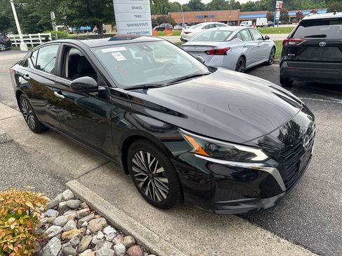Used 2023 Nissan Altima 2.5 SV w/ SV Premium Package FWD image 8