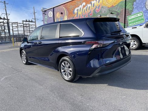 Used 2024 Toyota Sienna LE image 3