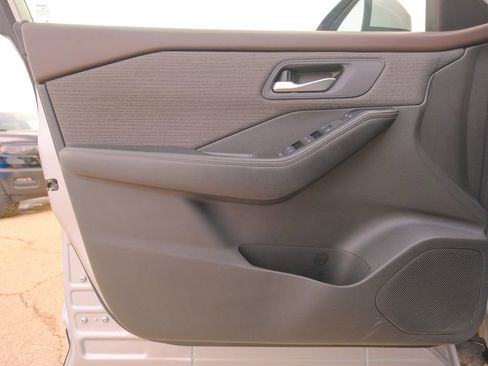 Used 2023 Nissan Rogue SV image 25