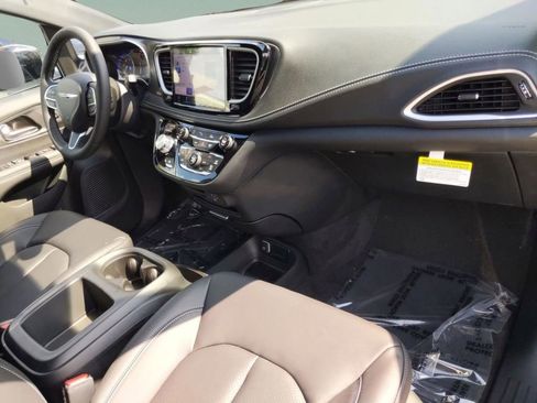 New 2026 Chrysler Pacifica Select image 30