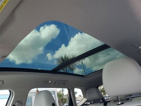 Certified 2025 Volkswagen Taos SE w/ Panoramic Sunroof Package image 29