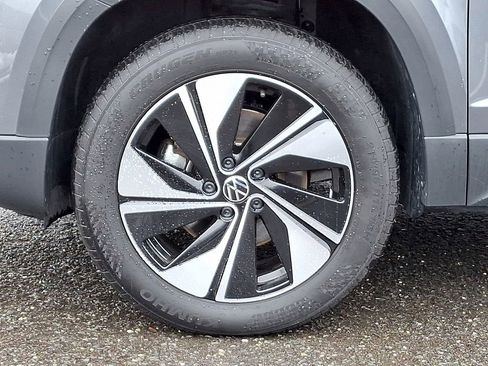 Certified 2025 Volkswagen Taos SE w/ Panoramic Sunroof Package image 8