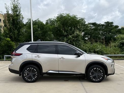 Used 2025 Nissan Rogue Platinum FWD image 5
