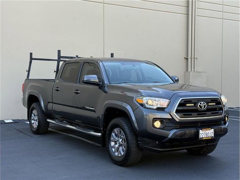 Used 2017 Toyota Tacoma SR5 w/ Tow Package RWD image 2
