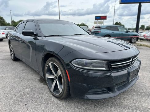 Used 2017 Dodge Charger SE RWD image 4