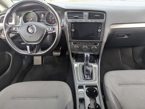 Used 2017 Volkswagen e-Golf SE image 16
